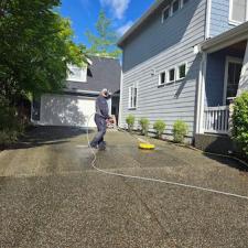 Front-Side-Driveway-Cleaning-in-Snoqualmie-WA 1